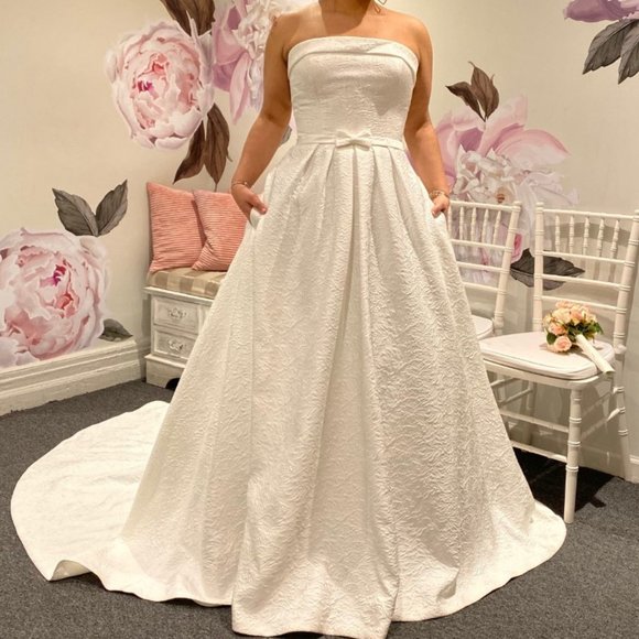 PLUS SIZE PRONOVIAS WEDDING GOWN! - Picture 1 of 8